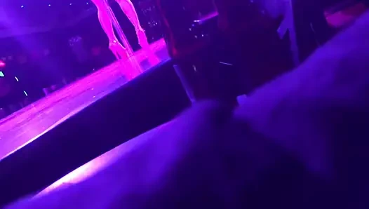 Şeytan masa dansı kızı