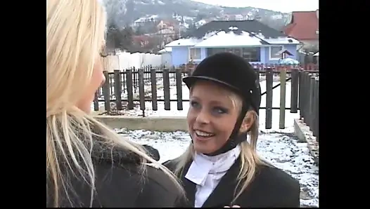 İki harika seksi kışkırtıcı orta yaşlı seksi kadın mükemmel ayaklarıyla seni cennete çıkarıyor