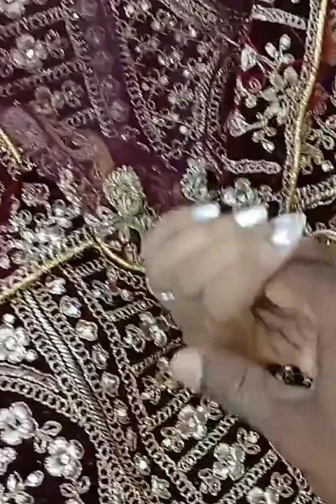 Sevimli Evli Kadın Suhagrat Desi Ile Yeni Gelinle Seks Yapıyor