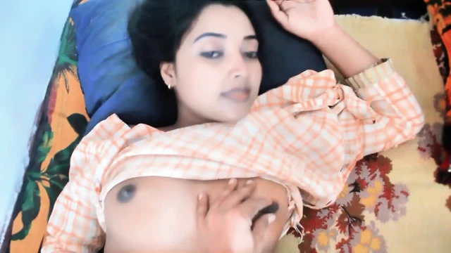 Yatağımı üvey kız kardeşimle paylaşıyorum ve onunla seks yapmak için onu baştan çıkarıyorum