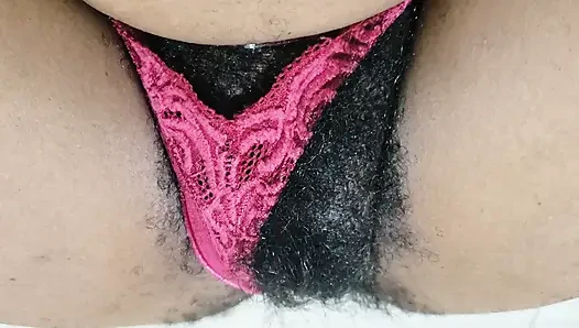 Külotunu bir kenara koyan güzel olgun orta yaşlı seksi kadın kıllı amcık