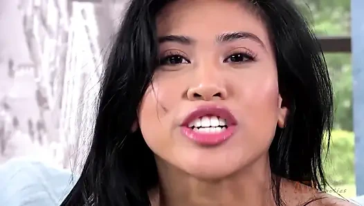 Ember Snow ıslak pembe amcığıyla bacak sallayarak orgazm oluyor