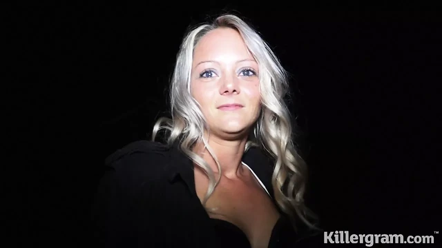 Публичный секс милфы-блондинки покрывается спермой