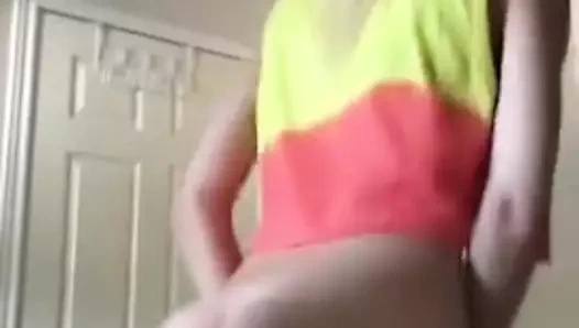 Ateşli göt büyük yarağa biniyor