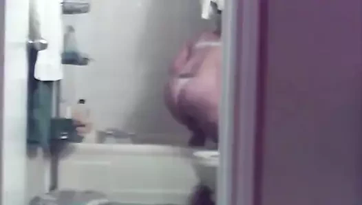 MİLF banyo için hazırlanıyor