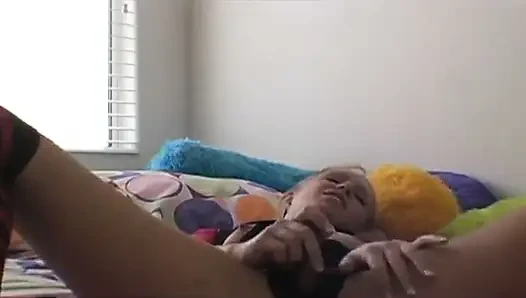 Çoraplı genç kız vibratörle mastürbasyon yapıyor