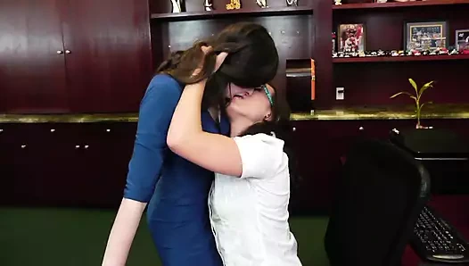 Mahalleli evli kızlar lezbiyen fantezilerini ortaya çıkarmaya izin vermek istiyor