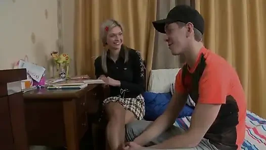 Seksi sarışın anal orgazm götünü parmaklıyor