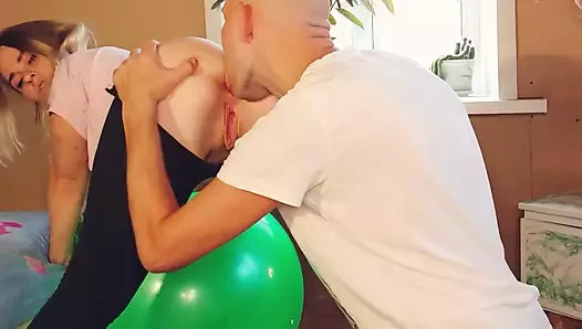 Üvey erkek kardeşim götümü ve klitorisimi yalarken ben yapay penisle kendimi sikiyorum. En iyi göt yalama ve oral seks