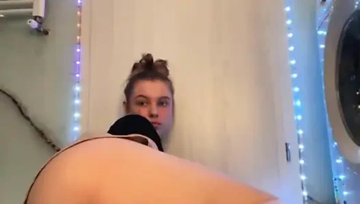 Jucielussie banyoda mastürbasyon yapıyor yakın çekim