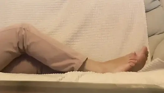 Muhteşem ayaklarına bakıyor ve mastürbasyon yapıyor