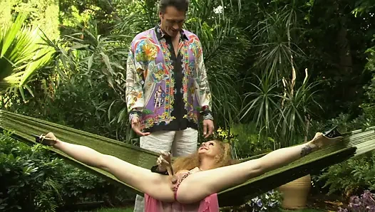 Ateşli sarışın amcığını yalatıyor ve sonra sert sikişiyor ve ağzına boşaltıyor