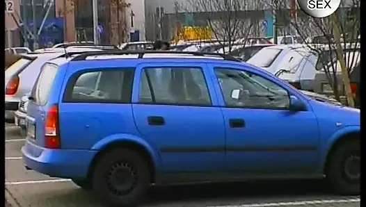 Mega Titten Milf besorgt es sich in dem Auto