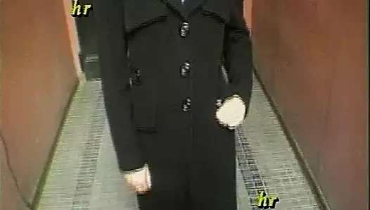 İtalyan fahişe amını siktiriyor ve göğüslerine boşaltıyor