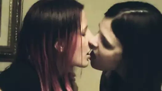 kız arkadaşlarını öper