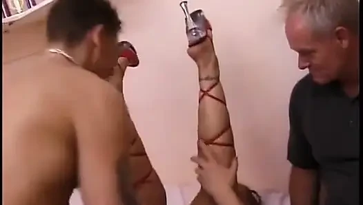 Edepsiz sarışın sürtük amını yatakta büyük bir yarakla sert siktiriyor