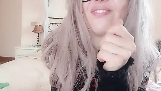 Güçlü kaba aksanı! Güzel İtalyan fahişe geğirme ve osuruklar arasındaki m.'ni gücendiriyor
