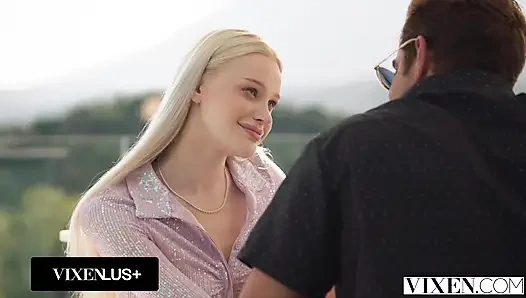 Vixen mavi gözlü sarışın bebek Avrora Meey iş arkadaşlarını kalın yarağa dikiyor