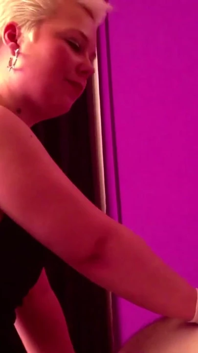Latex Sklave wird von Herrin mit Reizstrom am Sack behandelt | Clip 2