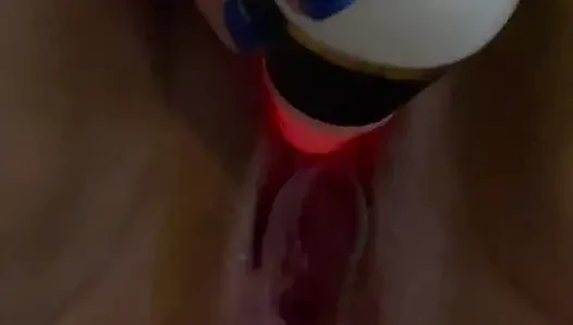 Orta yaşlı seksi kadın büyük bir dereye fışkırtıyor çünkü götündeki tıkaç bastırıyor
