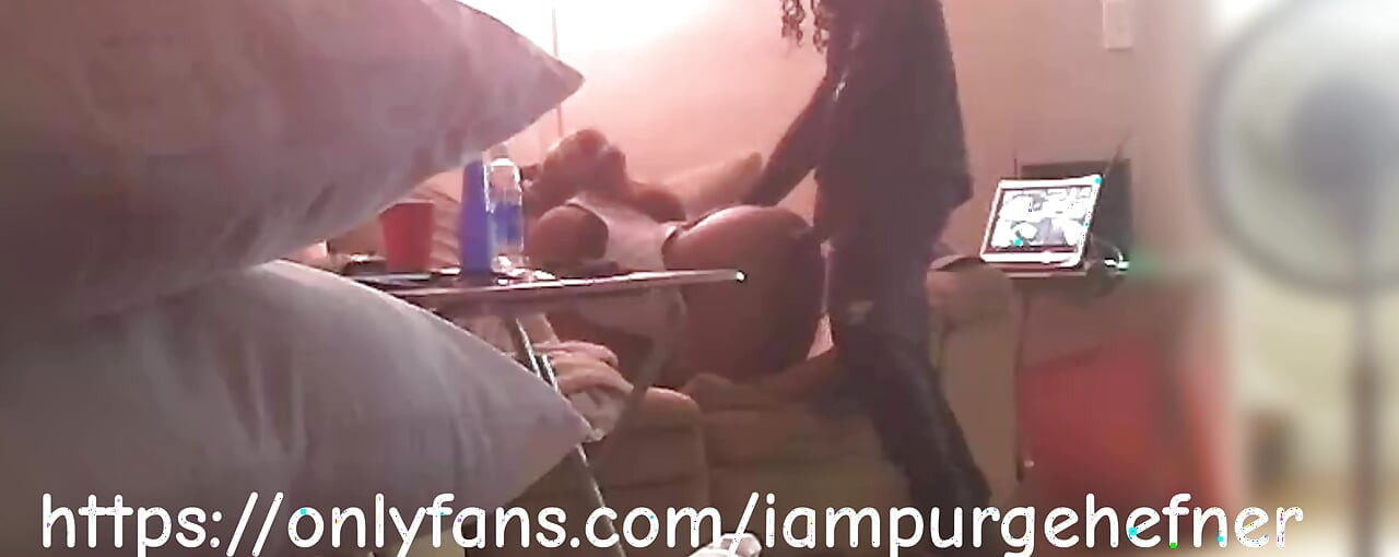 18 yaşındaki bu güzel zenciyi götten sikiyor. Orgazm olurken yüksek sesle inliyor. Daha fazlası için ONLYFANS'ıma abone ol