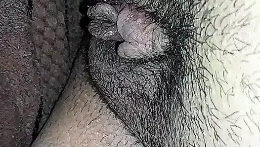 Komşum beni duvara sıkıca sabitladı ve sert sikti