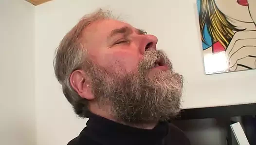 Şişman sürtük tıraşlı amcığını yaşlı bir yarakla siktiriyor