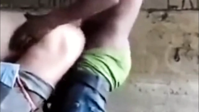 Папочку трахают под мостом. замена видео.
