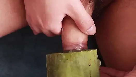 Aloe Vera ile mastürbasyon yapıyor