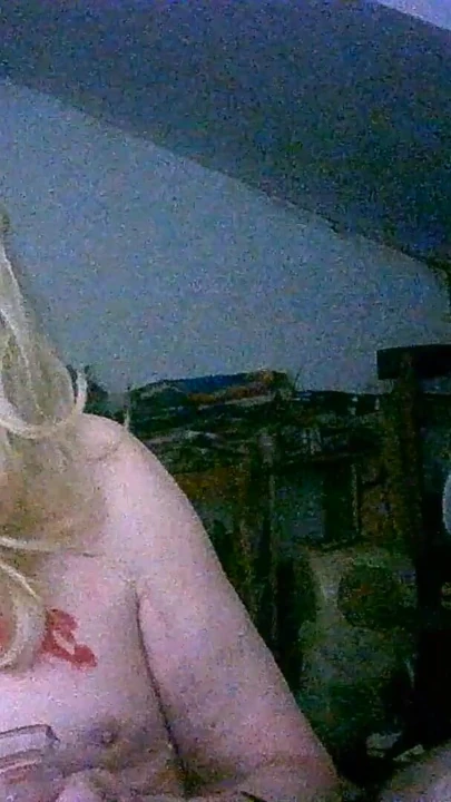Utanmaz yaşlı sürtük sürtük Sarah, sigara içiyor dogger'ın dölünü kullanılmış prezervatiften ve kendi sidikinden içiyor | Klip 1