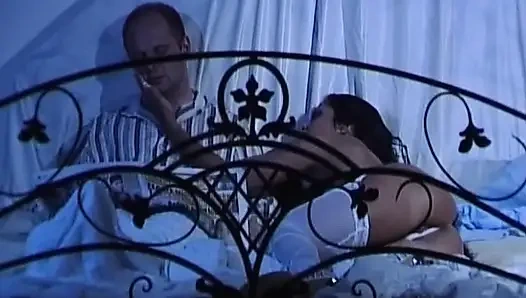 Platin sarışın Alman kızlar büyük yeşil dildo paylaşıyor