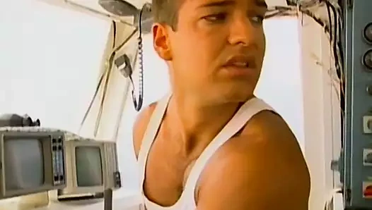 Muscled eşcinsel dudes vahşi üçlü sikme dışarı at the sea