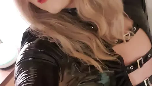 the küçük sarışın sissy nisan 2022