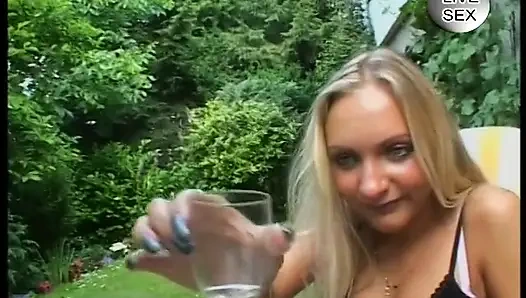 Sarışın güzel kadın açık havada domaltılıyor ve parmaklanıyor