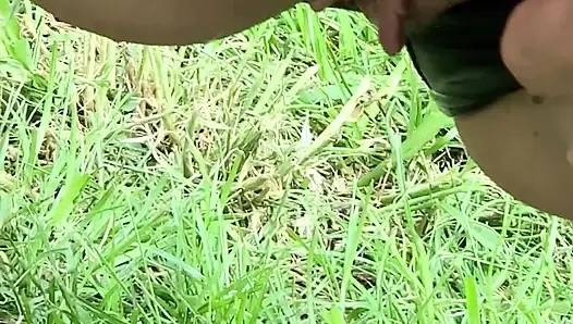 Çiftçi komşu, açık havada işiyor memelere işiyor