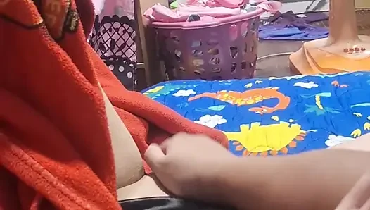 Orgazm olana kadar karısını parmakladı