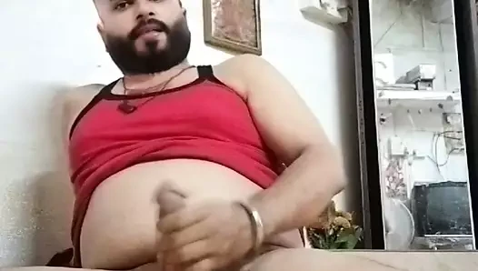 Hintli adam bhojpuri müzik dinliyor ve herkesin içinde mastürbasyon yapıyor