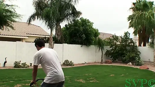 Bayan Lane komşunun üvey oğlunu baştan çıkarıyor