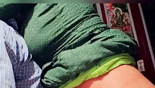 Hintli ev hanımı kocasına binerken sert sikiliyor