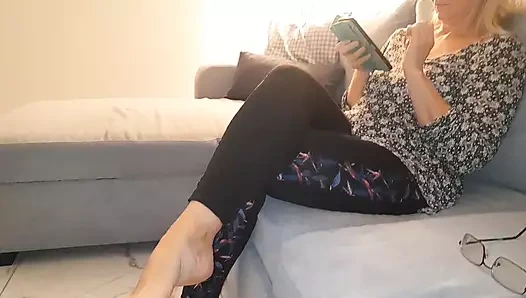 Amatör sarışın olgun evli kadın ayaklarına ve vücuduna tapıyor