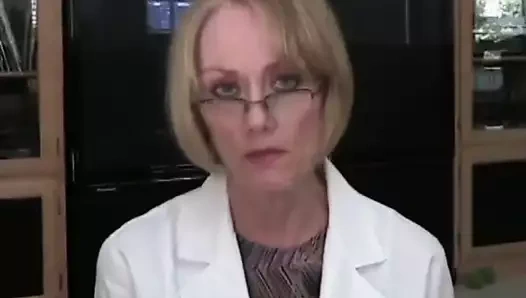 Gilf doktorunun ofisine gider