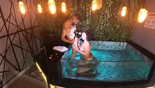 Bonus sahnesi.. Mini havuzda sikişiyor