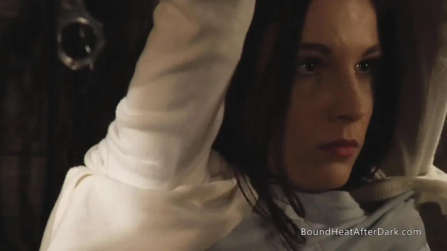 Tombul soluk beyaz büyük doğal göğüsler leasbian köle azgın madam tarafından soyunuyor