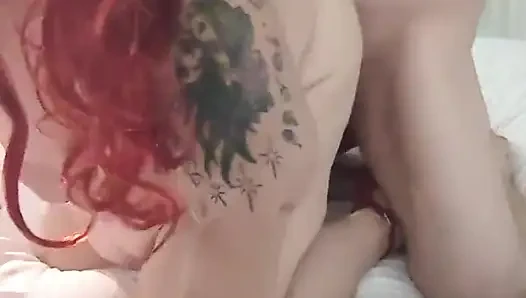 Oh Bay Gavore yüksek topuklu ayakkabılarımla beni bu yatakta sikerken bana boşalttırıyorsun kırmızı