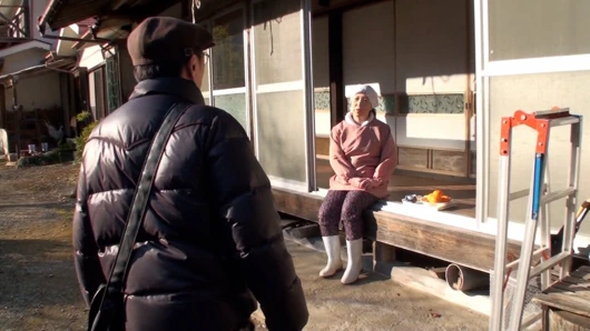 A076G02 Kırsalda eğlencesiz yalnız yaşayan olgun bir kadın kamera önünde saksıyor ve zengin seks yapıyor!