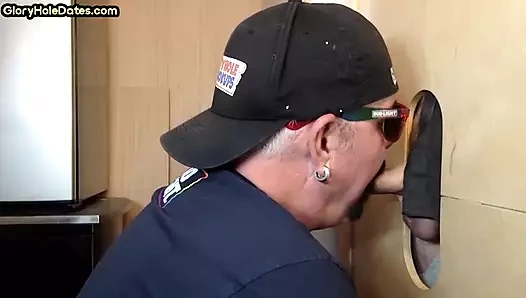 Sikiş deliği amatör dilf özel videoda sakso çektikten sonra ağzına boşalıyor