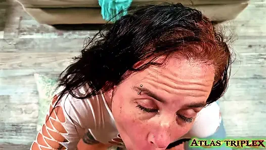 Baharatlı latin orta yaşlı seksi kadın yarak almadan önce dildoyla oynuyor