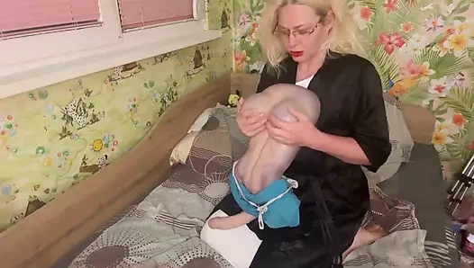 Boşalana kadar travestiyi taşımak ve mastürbasyon yapıyor