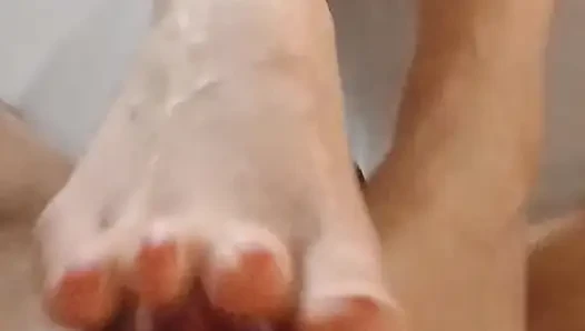 Kelly, Dominik'in yarağını fışkırtarak orgazma ulaştıran teknik bir ayakla muamele çekiyor.