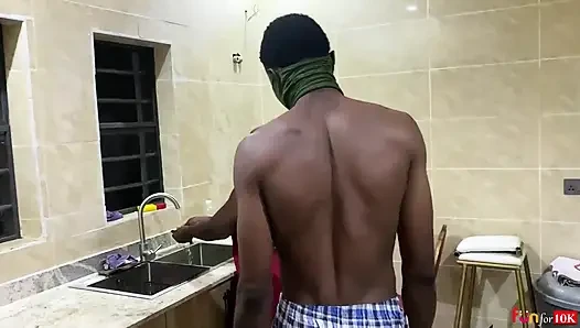 Sikişmeden Önce Mutfaktan Oturma Odasına Iri Güzel Amını Yalıyor